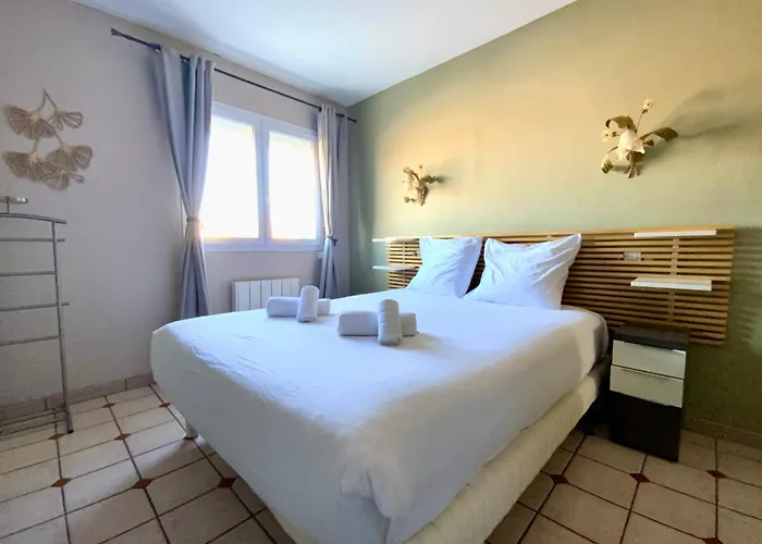 Mar E Souleu Avec Terrasse Et Vue Au Grau Du Roi Appartement *